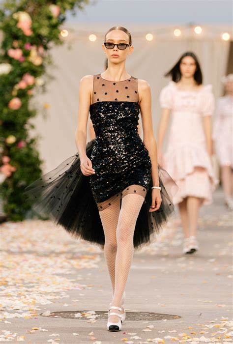 con le chanel si possono mettere collants|Chanel Haute Couture 2021: le calze a rete sono le protagoniste.